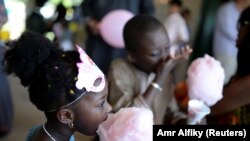 Anak-anak makan gulali saat Hari Raya Idul Fitri di South Brunswick Township, New Jersey, 25 Juni 2017. (Foto: Reuters)