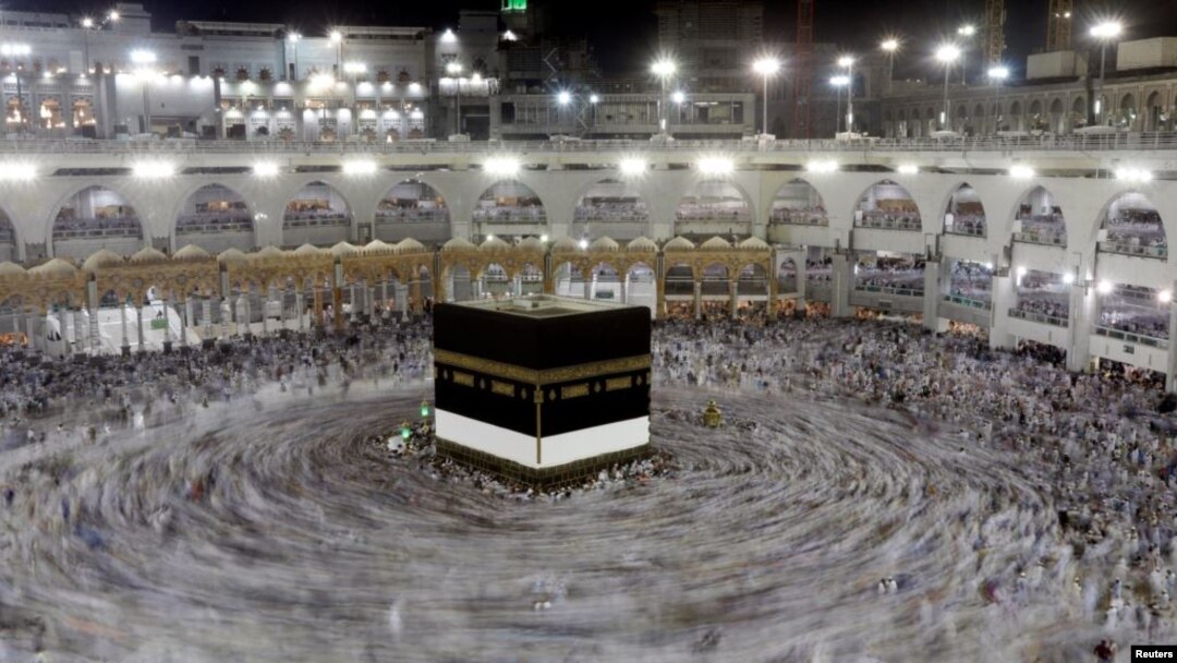 حجاج حین طواف در اطراف کعبۀ شریف