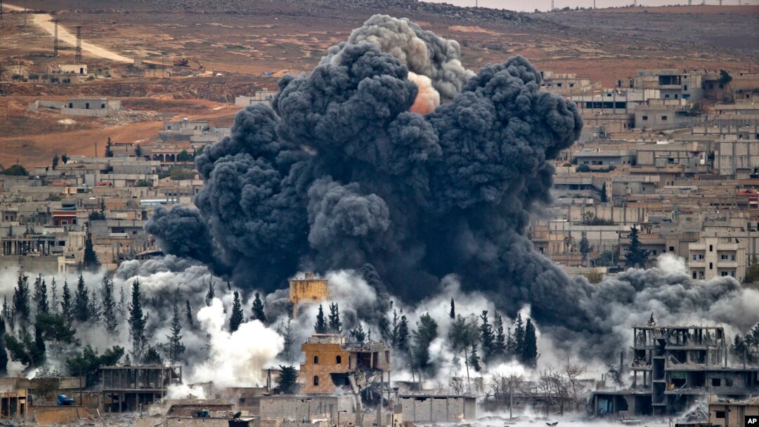 Asap membubung di kota Kobani, Suriah, menyusul serangan udara koalisi yang dipimpin AS untuk melawan ISIS. (Foto: Dok)