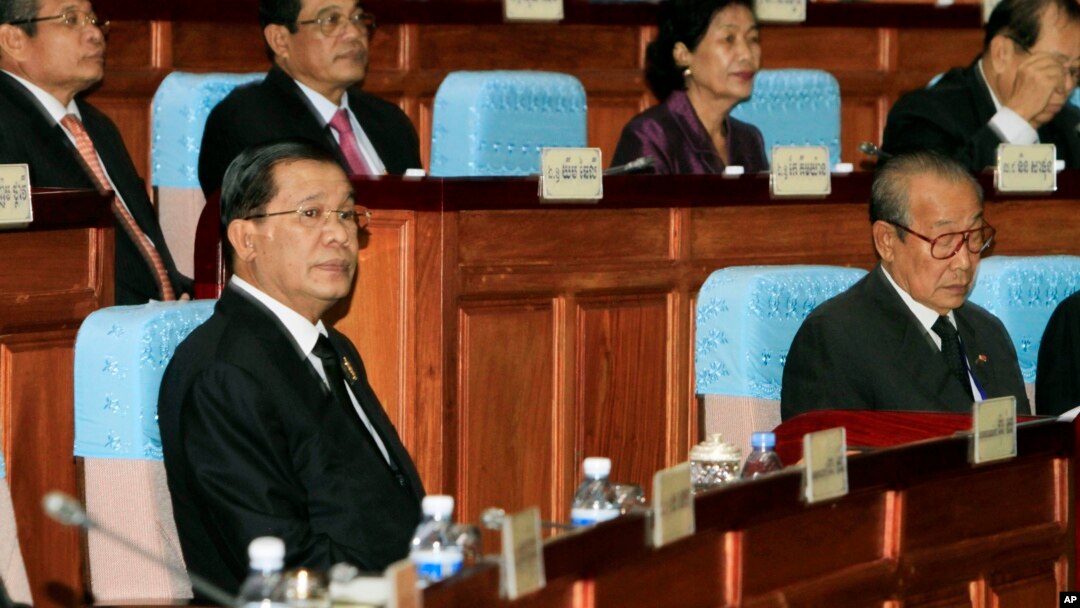 PM Hun Sen (kiri depan) menghadiri sidang parlemen di Phnom Penh, Kamboja (24/9). 
