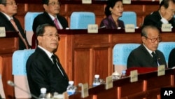 PM Hun Sen (kiri depan) menghadiri sidang parlemen di Phnom Penh, Kamboja (24/9). 