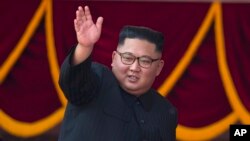 El líder de Corea del Norte, Kim Jong un saluda al público durante un desfile por el 70 aniversario de la fundación del país. Pyongyang, septiembre 9 de 2018. (Foto AP)