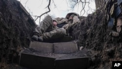 Un soldado ucraniano descansa en una trinchera en el frente, cerca de Liman, en la región ucraniana de Donetsk, el 29 de marzo de 2024.