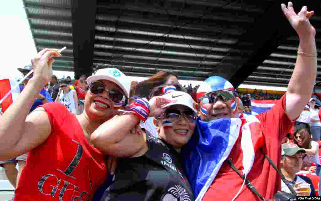 Thai Football fans in Ottawa