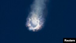 La fusée téléguidée SpaceX Falcon 9 explose après le décollage de Cap Canaveral, en Floride, 28 juin, 2015.