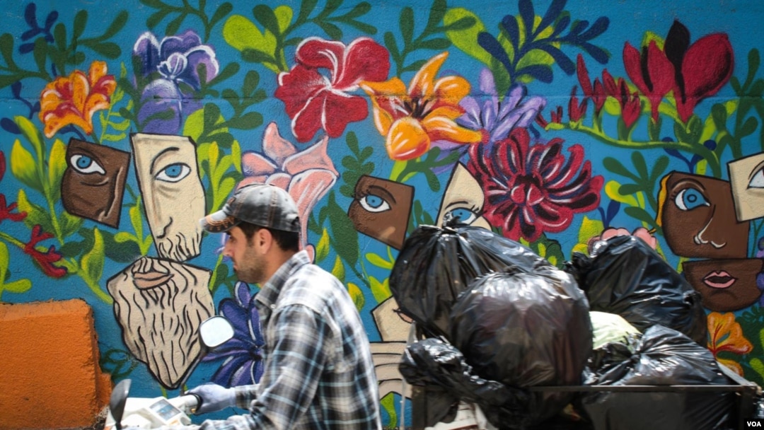 Kawasan kumuh di distrik Ouzville, Beirut kini disulap menjadi kanvas untuk lukisan grafiti yang memperindah penampilan Beirut. (J. Owens for VOA)