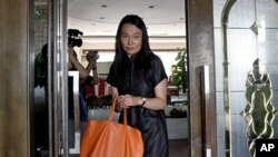 Lu Qing, wife of Chinese artist and dissident Ai Weiwei heads to the Beijing Local Taxation Bureau, July 14, 2011.