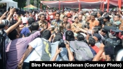 Presiden Joko Widodo menanggapi penetapan tersangka Basuki Tjahaja Purnama dalam kasus penistaan agama, di Senayan, Jakarta, Kamis 17 November 2016. (Foto: Biro Pers Kepresidenan)