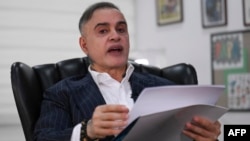 El fiscal general de Venezuela, Tarek William Saab, habla durante una entrevista con AFP en Caracas el 11 de noviembre de 2024. (AFP/Juan Barreto)