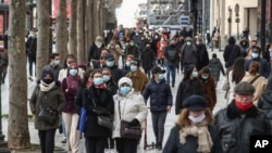 프랑스에서 영국발 변종 코로나바이러스 감염자가 보고된 가운데 26일, 명소 샹젤리제 거리에 마스크를 쓴 시민들이 걸어가고 있다.