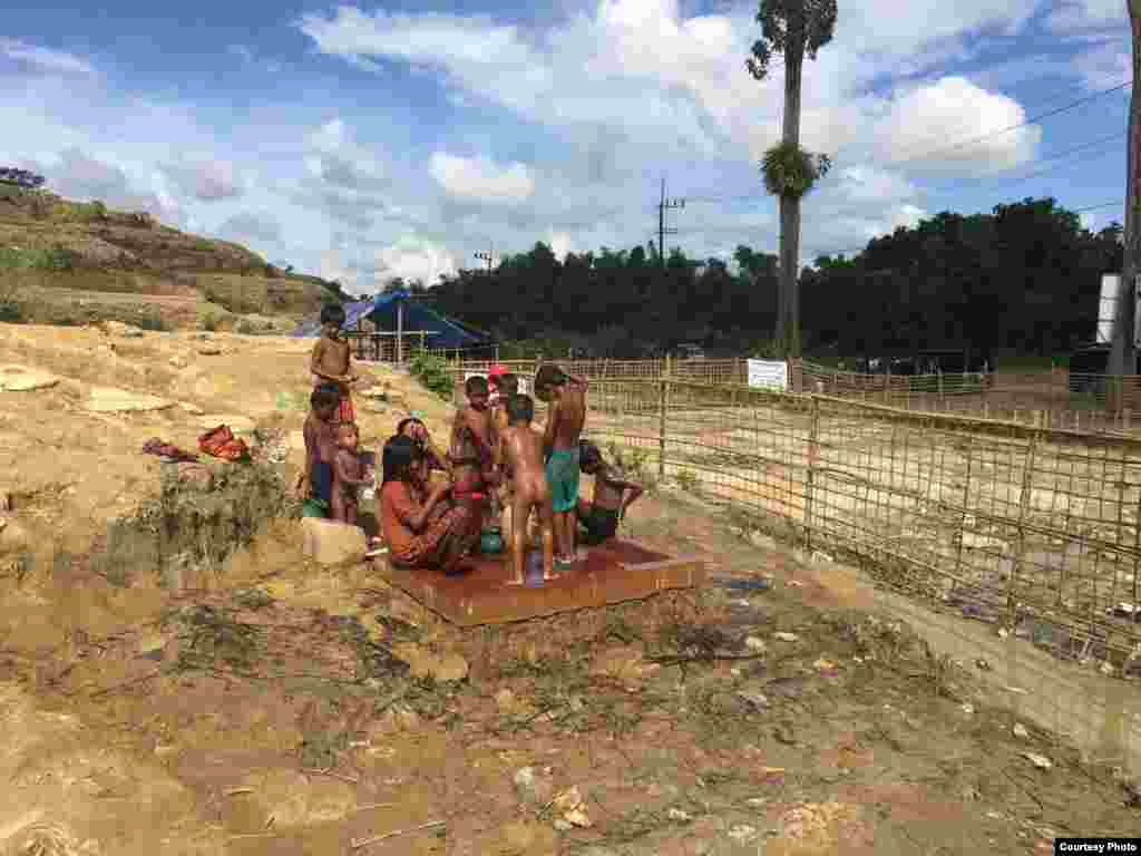 Anak-anak berkerumun di sebuah pompa air di kamp pengungsi di Bangladesh. (Foto:Dr. Imran Akbar)