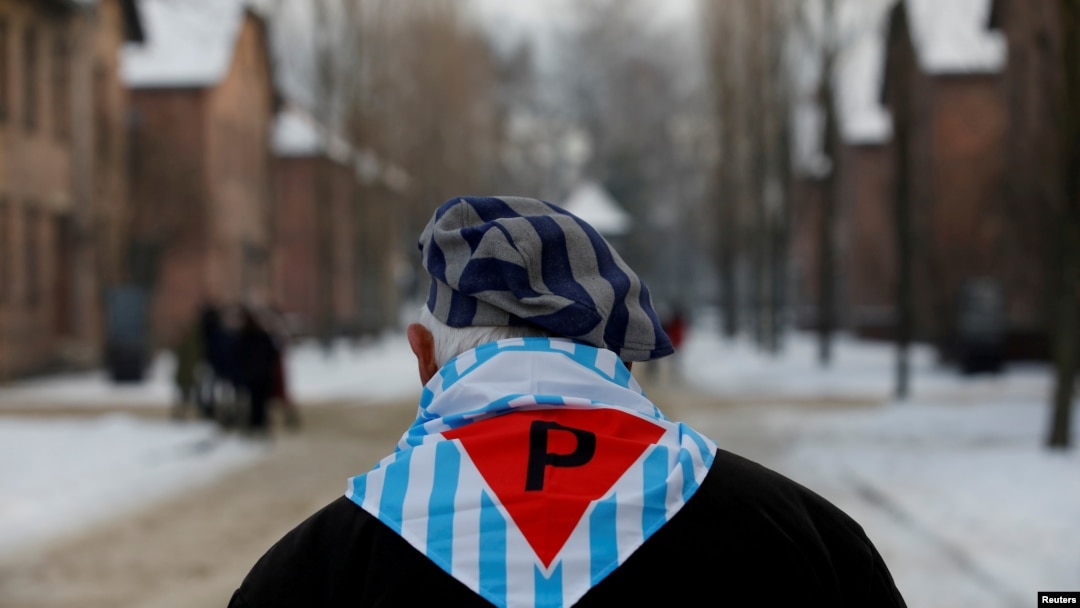 Seorang penyintas Holocaust mengunjungi bekas kamp konsentrasi dan pemusnahan Yahudi, Auschwitz, dalam peringatan ke-74 pembebasan kamp tersebut dan Hari Peringatan Korban Holocaust Internasional, di Oswiecim, Poland, 27 January 2019. (Foto: Reuters)