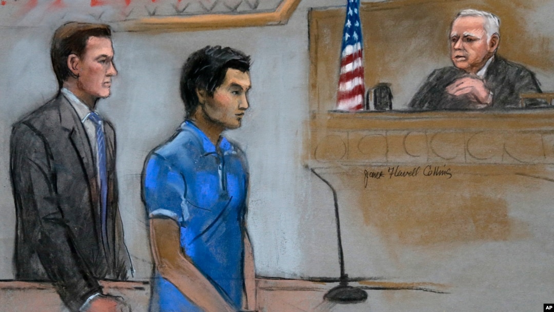 Sketsa persidangan terdakwa Dias Kadyrbayev (tengah), teman sekampus tersangka pelaku pengeboman Maraton Boston, Dzhokhar Tsarnaev, di pengadilan federal, 21 Agustus 2014.