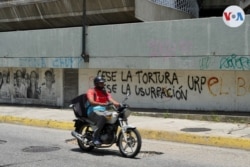 Consignas políticas contra el gobierno de Nicolás Maduro en una avenida del noreste de Caracas. Agosto, 2021. Foto: Adriana Nuñez Rabascall - VOA.