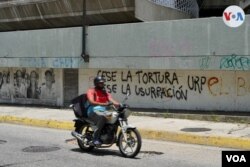 Consignas políticas contra el gobierno de Nicolás Maduro en una avenida del noreste de Caracas. Agosto, 2021. Foto: Adriana Nuñez Rabascall - VOA.