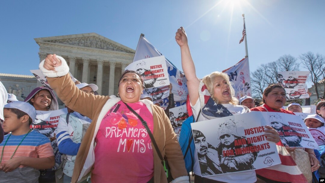 Para aktivis imigrasi berdemonstrasi di depan Mahkamah Agung AS di Washington, DC, mendukung keputusan eksekutif Presiden Brack Obama yang menghapuskan deportasi (18/3). (AP/J. Scott Applewhite)