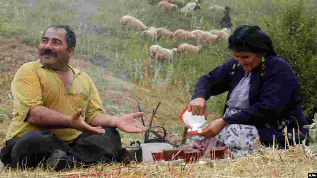 بفرمایید چای... مرد و زن روستایی بعد از کار کشاورزی، رودبار گیلان. عکس: ابوذر حمیدی، ایلنا