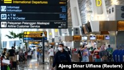 Para penumpang di Bandara Soekarno-Hatta yang hendak mudik di tengah pandemi COVID-19, Tangerang, 4 Mei 2021. (Foto: Ajeng Dinar Ulfiana/Reuters) 