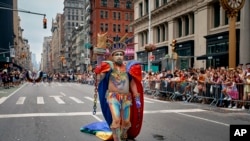 Un participante actúa durante la Marcha del Orgullo de Nueva York, el 30 de junio de 2024, en Nueva York.