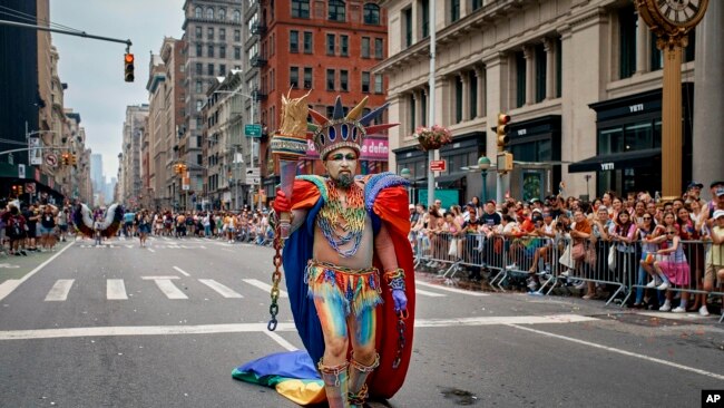 Un participante actúa durante la Marcha del Orgullo de Nueva York, el 30 de junio de 2024, en Nueva York.