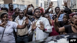 Les partisans du parti d'opposition zimbabwéen MDC Alliance au quartier général de l'Alliance MDC à Harare, le 31 juillet 2018.