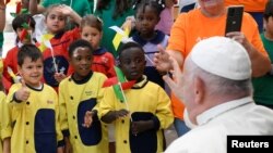 El papa Francisco es recibido en el Centro Parroquial de Serafina, en Lisboa, el 4 de agosto de 2023.