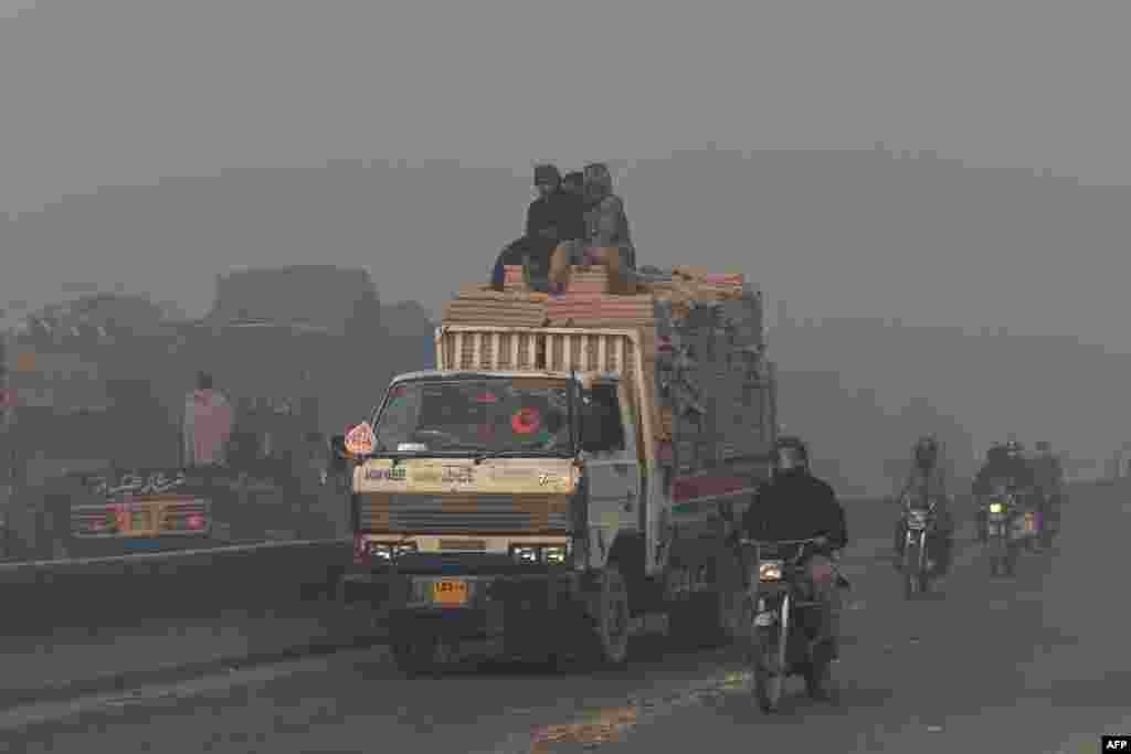 لاہور میں صبح اور شام کو دفتری اوقات کے دوران ٹریفک بڑھنے سے اسموگ بھی بڑھ جاتی ہے۔