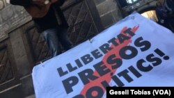 Manifestantes en Barcelona, España, exigen libertad de quienes consideran presos políticos, en anticipación a las elecciones regionales en Cataluña previstas para el jueves, 21 de diciembre de 2017.