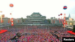 大眾聚集在平壤金日成廣場慶祝統治國家的朝鮮勞動黨建黨75週年。(2020年10月10日)