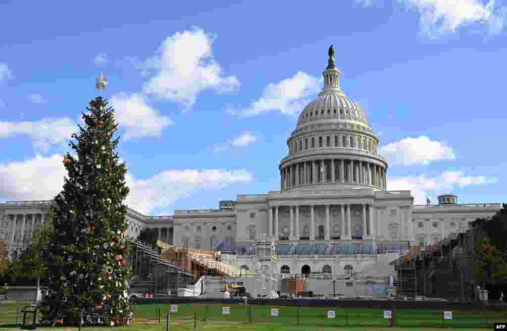 미국 워싱턴 연방의사당 앞에 내년 1월 20일 열릴 제 46대 대통령 취임식 무대가 설치되고 있다. 