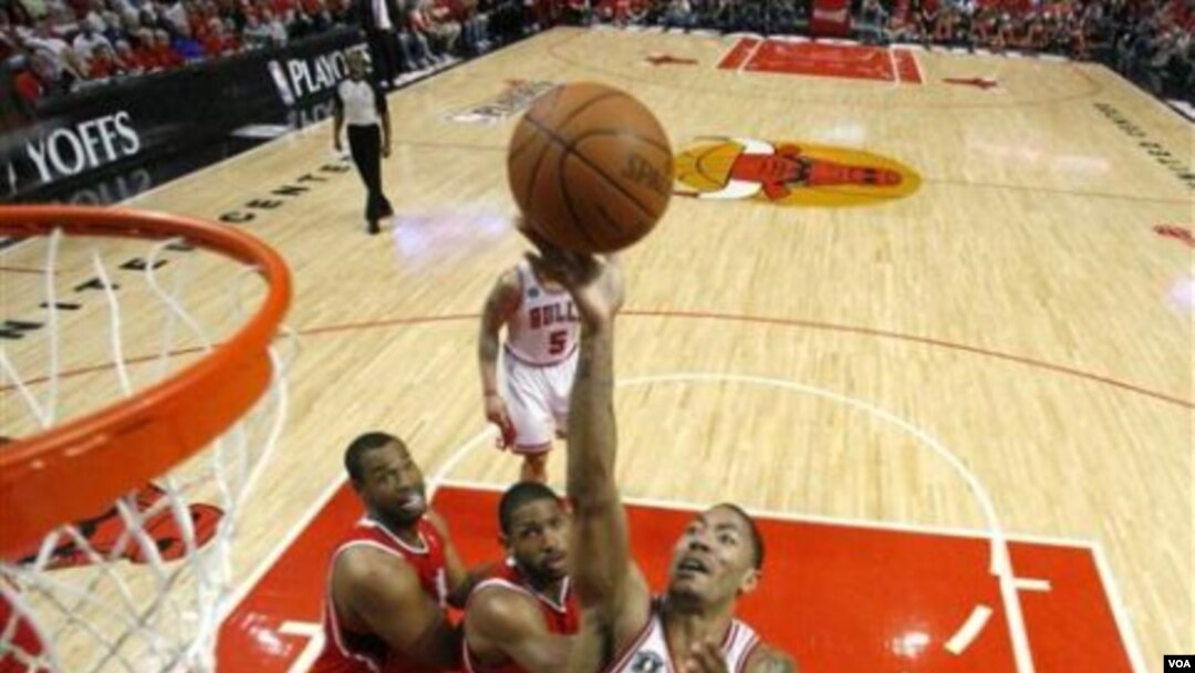 Point guard Chicago Bulls Derrick Rose berusaha melewati para pemain Atlanta Hawks di game 5 putaran kedua playoff NBA hari Selasa (10/5). Bulls sementara unggul 3-2.