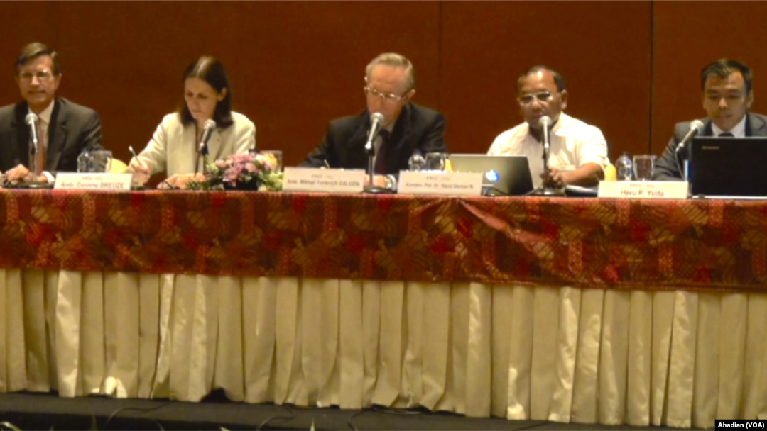Forum diskusi bertema "Evolving Multilateral Coalition against ISIS" yang diadakan oleh Foreign Policy Community of Indonesia (FPCI), Selasa (8/12) sore di Jakarta (Foto: VOA/ Ahadian). Dari kiri: Dubes AS untuk Indonesia, Robert Blake, Duta Besar Perancis untuk Indonesia, Corrine Breuzze, Duta Besar Rusia untuk Indonesia Mikhail Galuzin dan Kepala Badan Nasional Penanggulangan Terorisme (BNPT) Indonesia, Saud Usman Nasution, dan Program Director FPCI, Heru P.Yudha. 