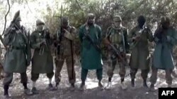 Imam Abubakar Shekau a tsakiyar wasu mayaka na Kungiyar Boko Haram
