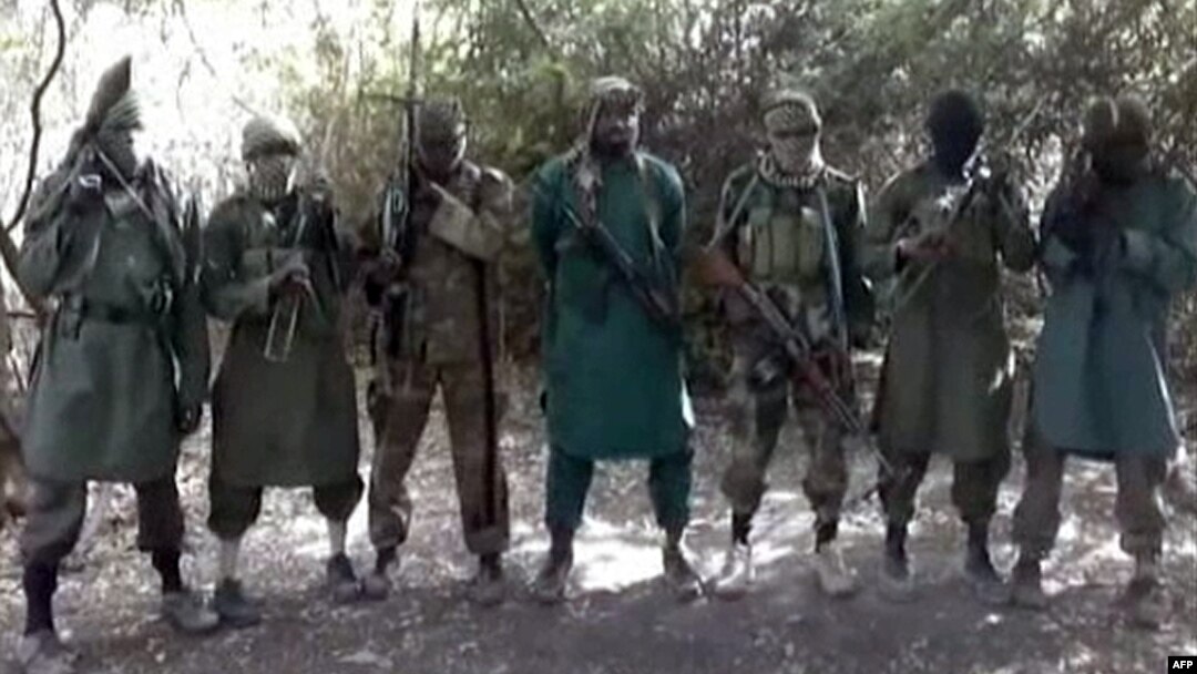 Para anggota kelompok militan Boko Haram di sebuah tempat di Nigeria (foto: dok). Inggris memasukkan Boko Haram ke dalam daftar organisasi terlarang. 