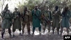 Para anggota kelompok militan Boko Haram di sebuah tempat di Nigeria (foto: dok). Inggris memasukkan Boko Haram ke dalam daftar organisasi terlarang. 