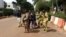 Les éléments de force de sécurité et les secours encadrent des personnes évacuées du lieu de l'attaque des jihadistes à Bamako, Mali, 20 novembre 2015. Crédit King Massasy