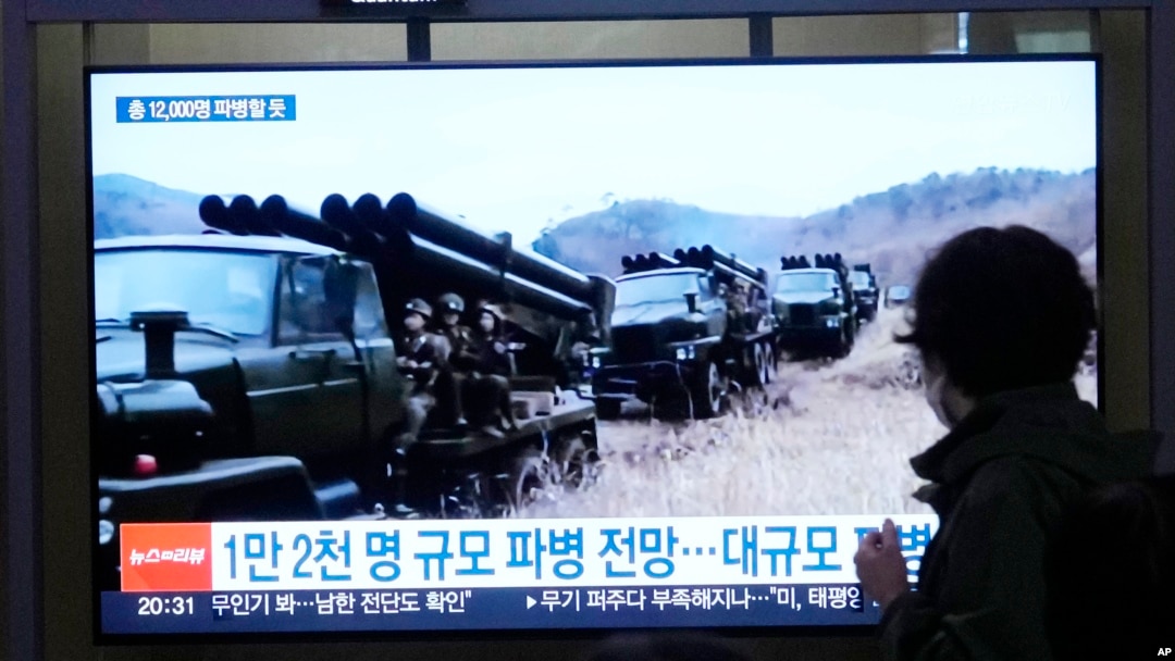 資料照片：南韓首爾地鐵站正在播放北韓軍隊的電視新聞。(2024年10月18日)