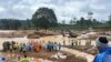 Para anggota tim evakuasi berdiri di dekat lokasi jembatan yang tersapu dalam bencana tanah longsor di Distrik Wayanand, negara bagian Kerala, India, pada 31 Juli 2024. (Foto: AP/Rafiq Maqbool)