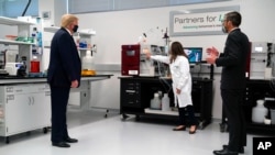 CEO Fujifilm Diosynth Biotechnologies Martin Meeson (kanan) berbincang dengan Presiden Donald Trump saat kunjungan di Bioprocess Innovation Center milik Fujifilm Diosynth Biotechnologies, 27 Juli 2020, di Morrisville, N.C.