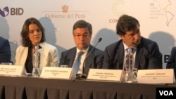 Luis Alberto Moreno (centro) presidente del BID, en Cumbre Empresarial de las Américas en Lima, Perú, que se realiza en el marco de la VIII Cumbre de las Américas. Abril 12 de 2018. Foto: Jacob Luzi, VOA.