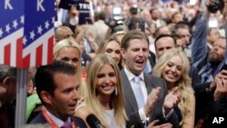 Les enfants du candidat Trump à la Convention républicaine de 2016 : Donald Trump, Jr., Ivanka Trump, Eric Trump et Tiffany Trump, Cleveland, Ohio, le 19 juillet 2016. 