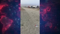 صف کامیون‌ها در کنار پل آسیب‌دیده درهرمزگان