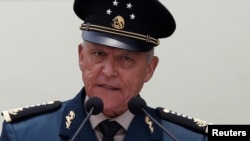 Генерал Сієнфуегос з 2012 по 2018 роки обіймав посаду міністра оборони країни