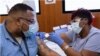 Radnik kliničkog centra UNC prima vakcinu od svoje koleginice, u Čapel Hilu, Karolina, 2. februara 2021.