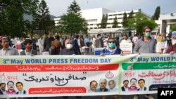 Journalists stand maintaining social distancing in a demonstration to mark the World Press Freedom Day during a government-imposed nationwide lockdown as a preventive measure against the COVID-19 coronavirus, in Islamabad on May 3, 2020. (Farooq NAEEM / AFP.)