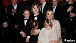 Gelandang Real Madrid, Luka Modric, dan keluarganya setelah menerima penghargaan Ballon d'Or 2018 di Grand Palais, Paris, 3 Desember 2018.