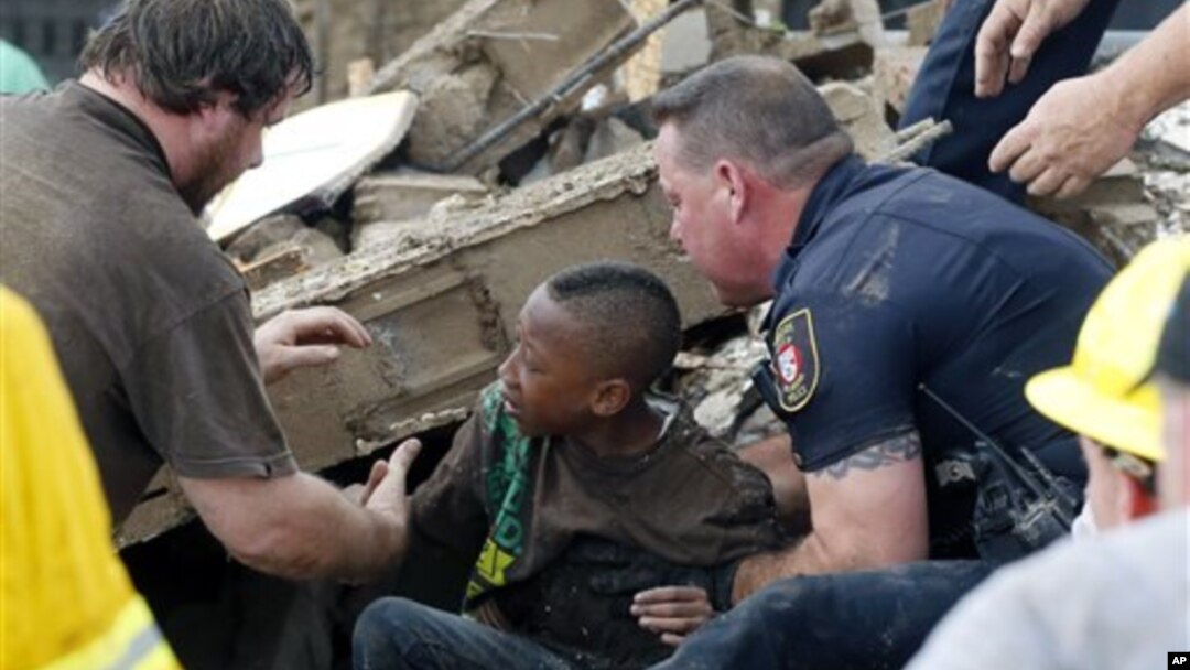 Seorang anak murid SD Plaza Towers berhasil diselamatkan dari reruntuhan bangunan setelah tornado melanda kota Moore, Oklahoma (20/5). 