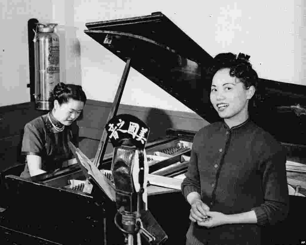 老照片回顾：美国之音中文广播70年