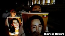 تصویر آنگ سان سوچی در دست معترضان در تایلند - آرشیو