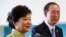 韩国总统朴槿惠（左）5月6日在联合国总部会晤联合国秘书长潘基文